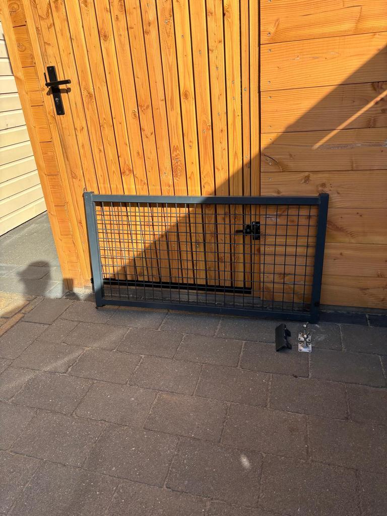 Metalen tuinhek / poort met veerschanier (auto poortsluiter), Tuin en Terras, Ophalen, Zo goed als nieuw, IJzer, Tuinhek