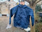 Stoer blauw kinderjasje met capuchon, maat 122, Kinderen en Baby's, Kinderkleding | Overige, Ophalen of Verzenden, Nieuw, Unsigned