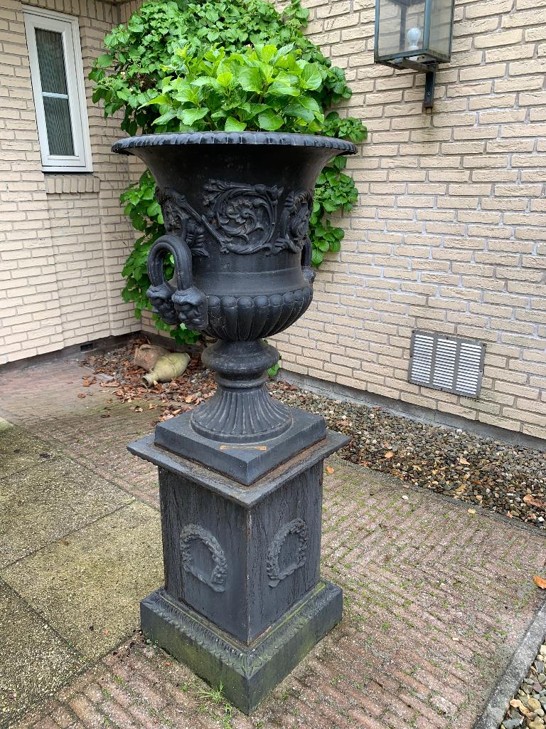 Franse gietijzeren vaas met sokkel, Tuin en Terras, Tuinvazen, Ophalen, Gebruikt