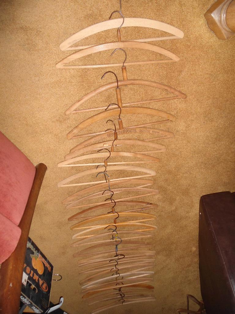Houten kledinghangers ook antieke hangers  met tekst, Ophalen of Verzenden, Gebruikt, Hout, Volwassenen