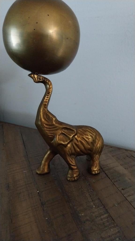 Messing olifant met bol, Antiek en Kunst, Antiek | Koper en Brons, Ophalen of Verzenden