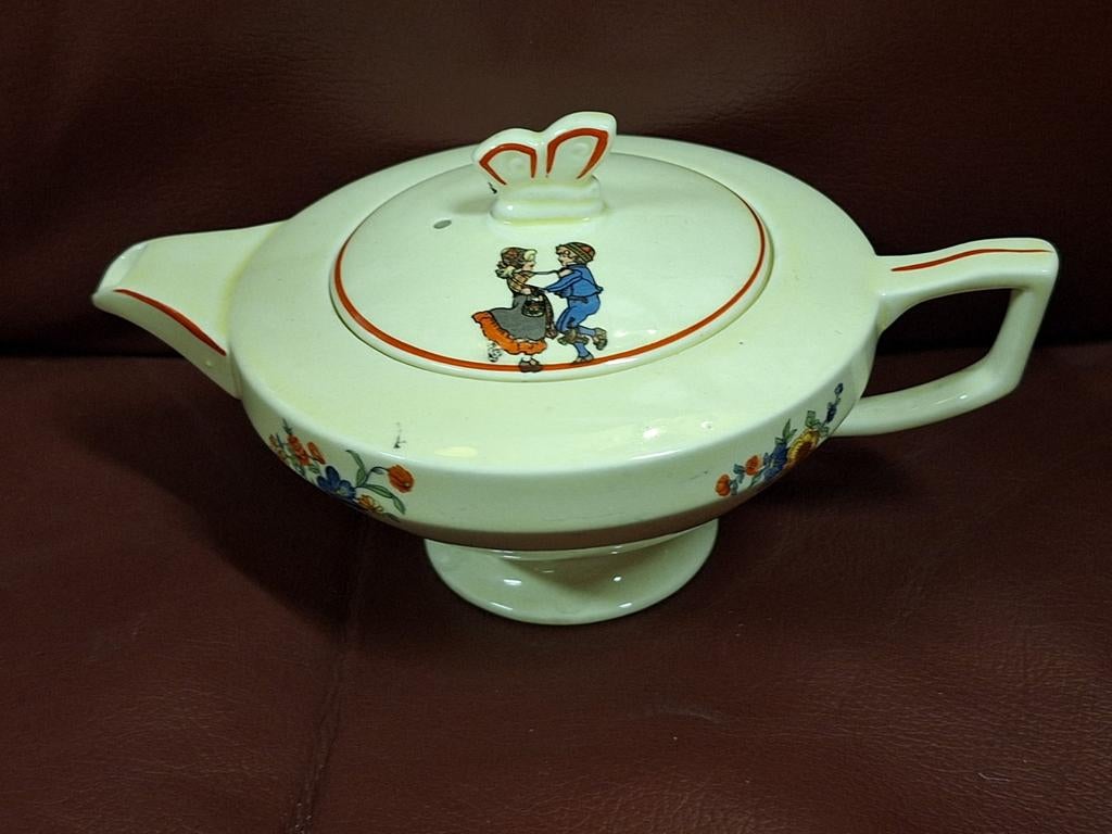 Antieke kinder theepot, Soc. Ceramiek Maastricht, 1885, Ophalen of Verzenden