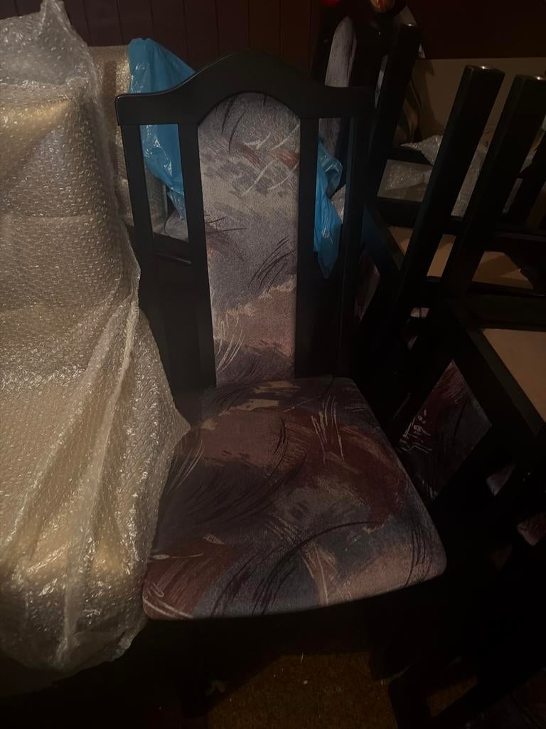 12 donkere stoelen met stoffen zitting en rugleuning, Ophalen