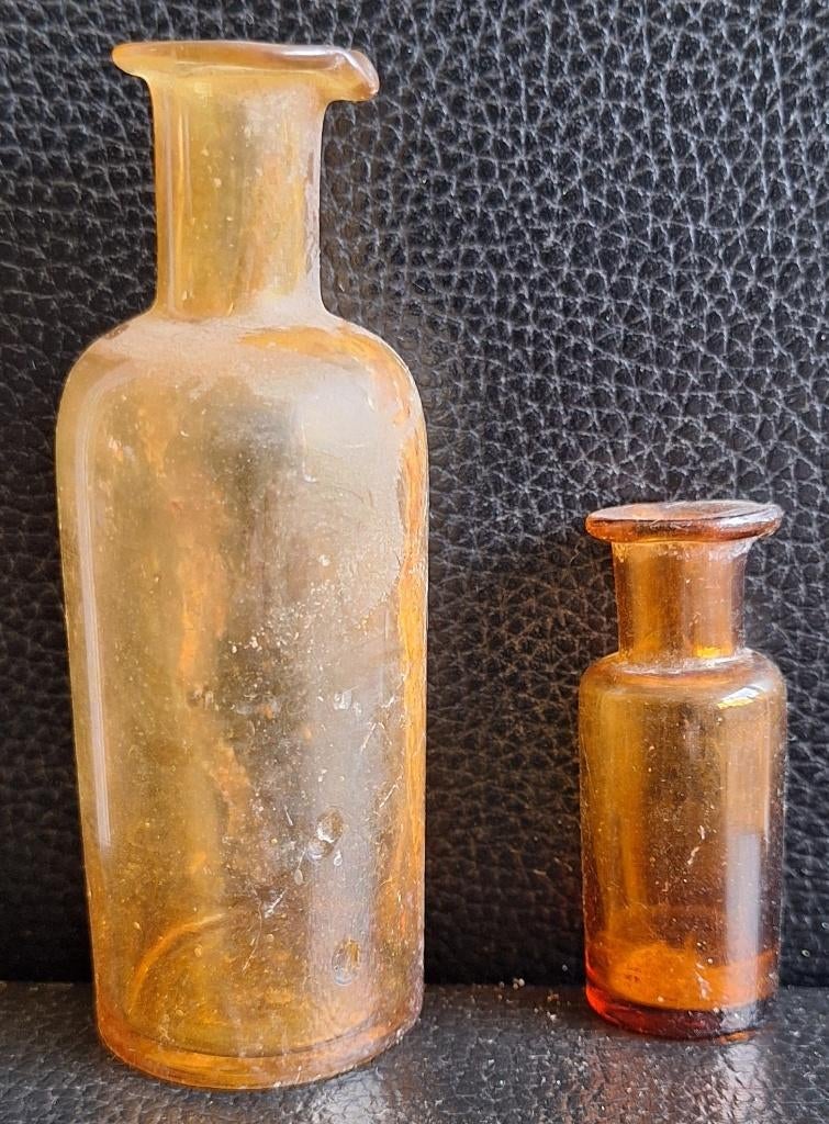 2 bruine druppel medicijn flesjes - Adv 430, Antiek en Kunst, Ophalen of Verzenden