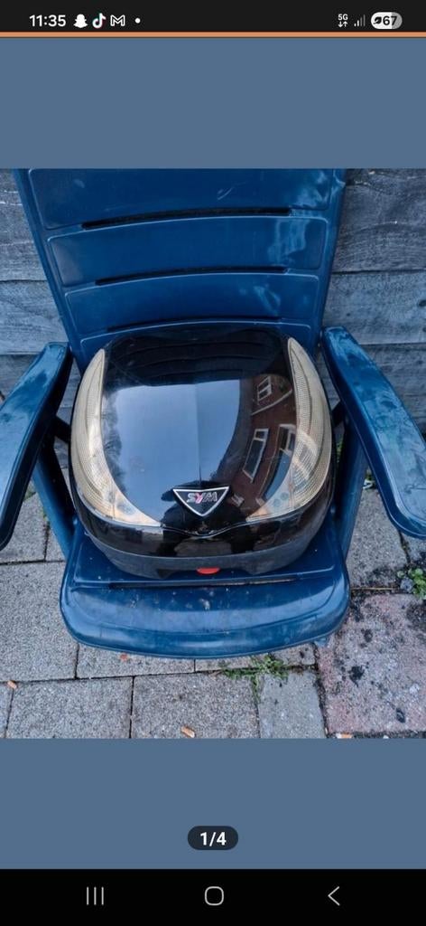 Helm bak voor op de scooter, Ophalen, Benzine