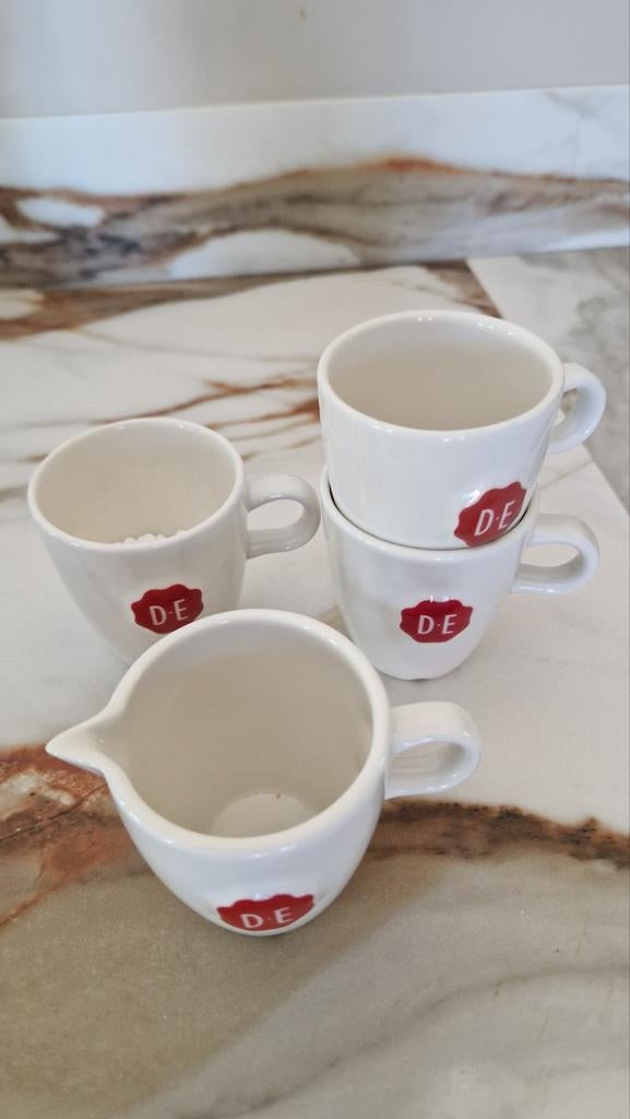 DE koffiekopjes, melk en suikerkannetjes, Ophalen of Verzenden, Aardewerk, Overige stijlen, Kop(pen) en/of Schotel(s)