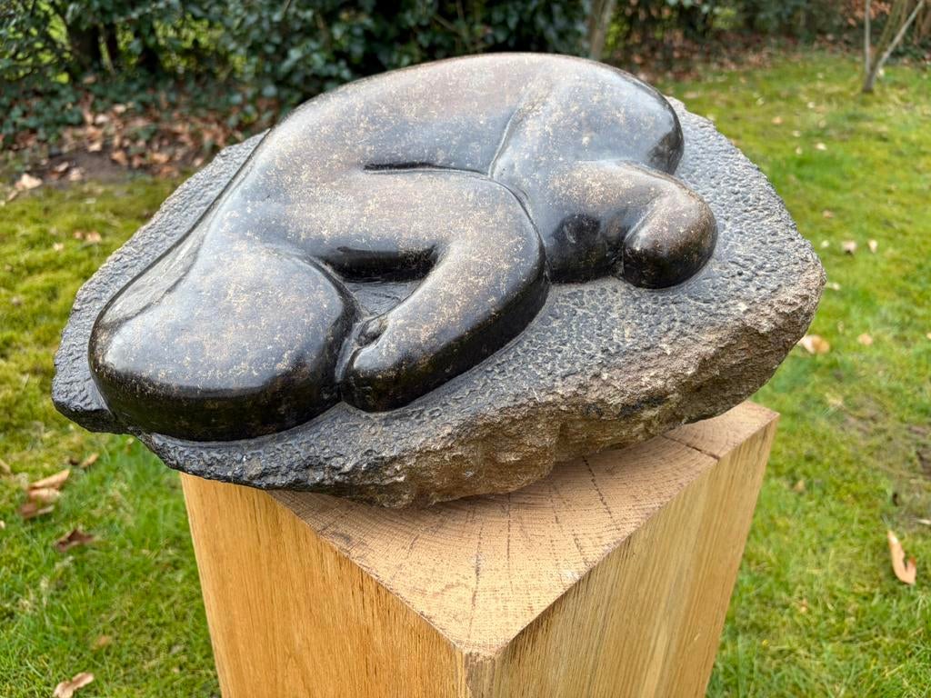 Unieke steensculptuur op houten sokkel, Antiek en Kunst, Kunst | Beelden en Houtsnijwerken, Beeld, Steen of Keramiek, Handgemaakt