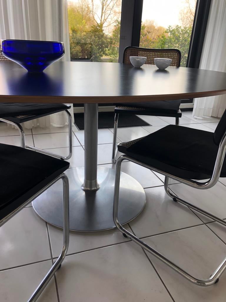 Artifort Circle eettafel met metalen onderstel, Ophalen, Gebruikt, Modern Design, 150 tot 200 cm