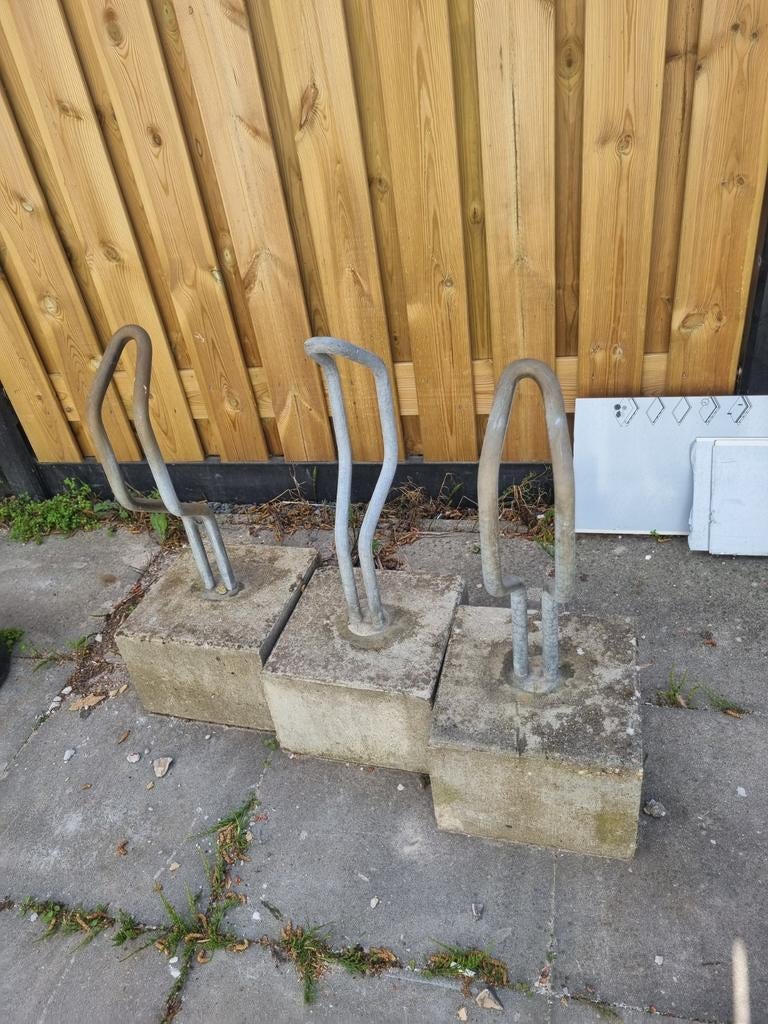 Set van 3 fietsenrekken op betonblokken, Fietsen en Brommers, Fietsaccessoires | Fietsenrekken, Ophalen