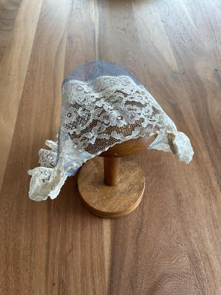 Antieke klederdrachtmuts met kant stroken en geplooide rand, Antiek en Kunst, Antiek | Kleding en Accessoires, Ophalen of Verzenden