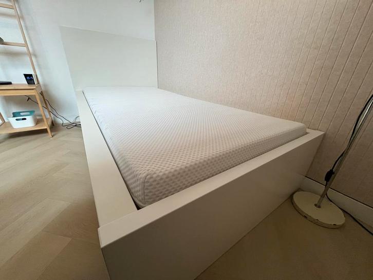 Ikea Malm Eenpersoonsbed Wit (zonder lades inclusief matras), Huis en Inrichting, Slaapkamer | Bedden, Gebruikt, Eenpersoons, 90 cm