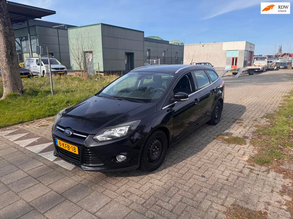 Ford Focus Wagon 1.0 EcoBoost Titanium Koppaking, Auto's, Ford, Euro 5, 125 pk, Gebruikt, Zwart