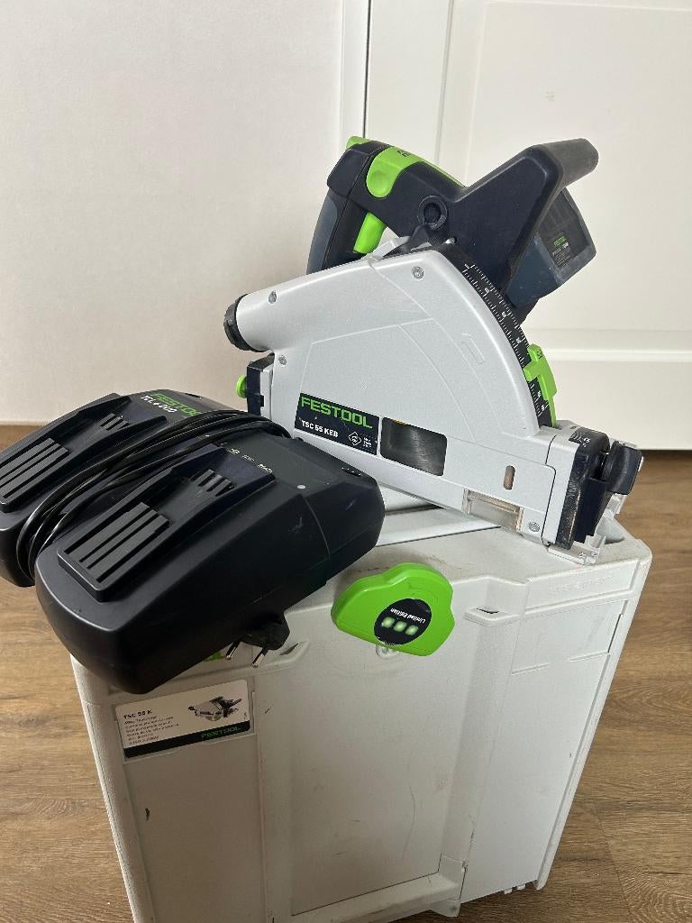 Festool TSC 55 KEB accu invalzaag met 2 accu's en duolader, Invalzaag, Ophalen of Verzenden, Zo goed als nieuw, 30 tot 70 mm