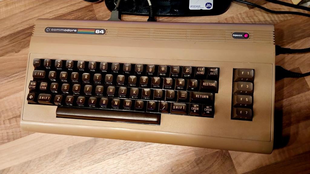 Commodore 64 met 1531 datasette en voeding, Ophalen