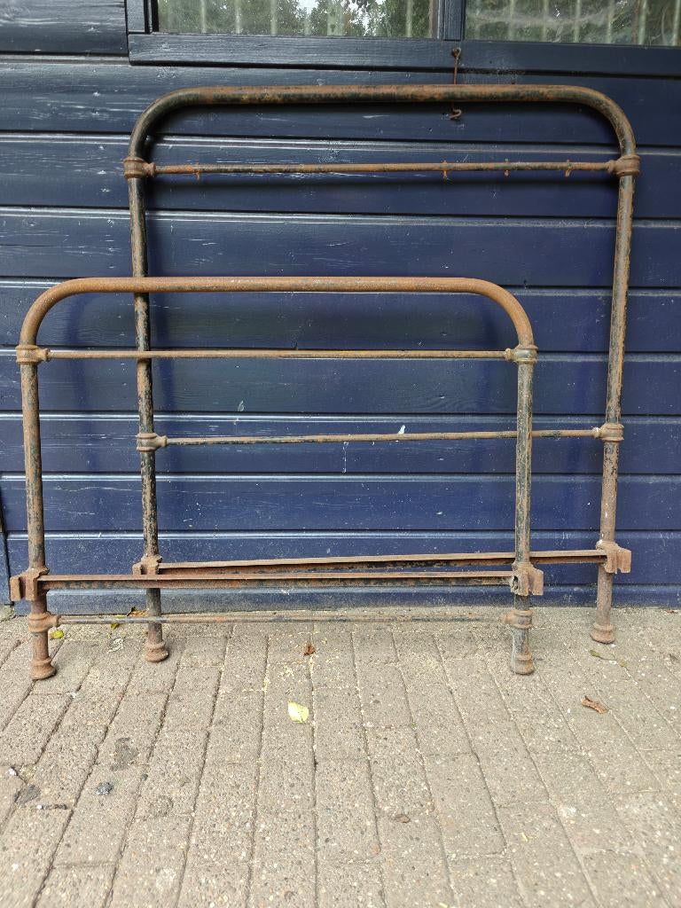 Roestig beddenframe Voor-en achterkant Zwaar IJzeren Bed Hek, Antiek en Kunst, Ophalen