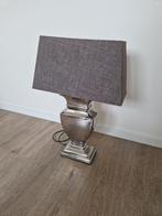 Tafellamp met zilveren voet en taupe lampenkap, Huis en Inrichting, Lampen | Tafellampen, Ophalen, Klassiek en modern, Zo goed als nieuw