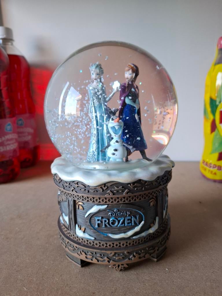Disney snowglobe frozen met doos, Ophalen, Overige figuren, Zo goed als nieuw, Beeldje of Figuurtje