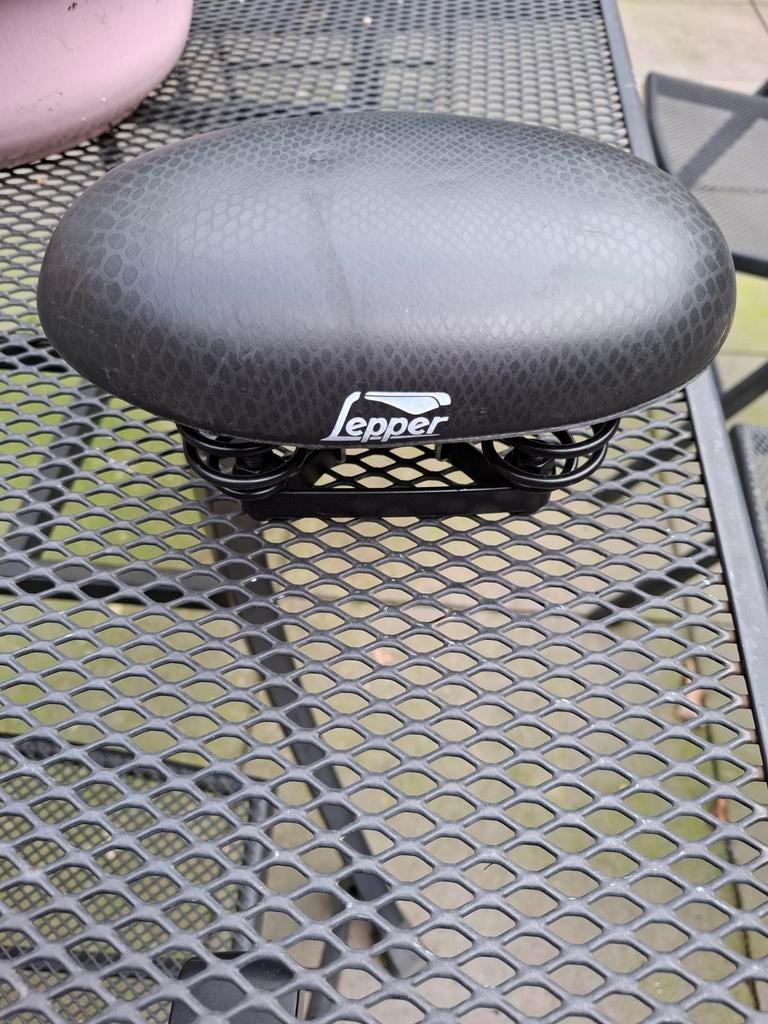 LEPPER dames rok zadel fiets zgan, Fietsen en Brommers, Fietsonderdelen, Ophalen of Verzenden, Zo goed als nieuw