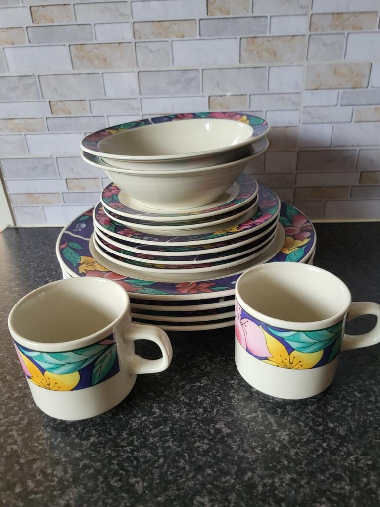 Klein kleurrijk serviesje ongeveer 2 personen, Huis en Inrichting, Keuken | Servies, Ophalen of Verzenden