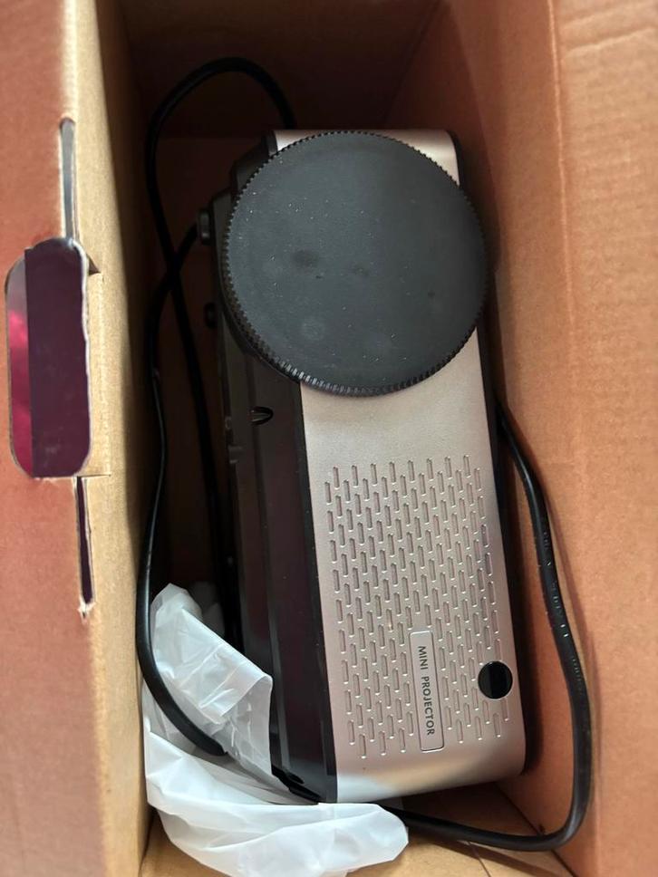 Mini LED Beamer Projector - Compact en Draagbaar, Audio, Tv en Foto, Beamers, Zo goed als nieuw, LED, Overige resoluties, Ophalen of Verzenden