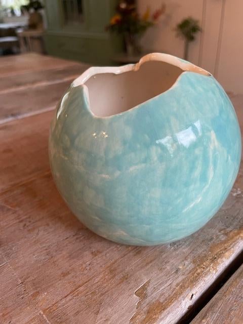 Rond bolvormig vaasje. Zeegroen / aqua. Keramiek Cello., Huis en Inrichting, Woonaccessoires | Vazen, Ophalen, Overige kleuren