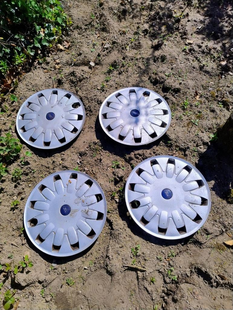 4 wieldoppen Ford , 16 inch , 1 heeft er een kras, Ophalen of Verzenden
