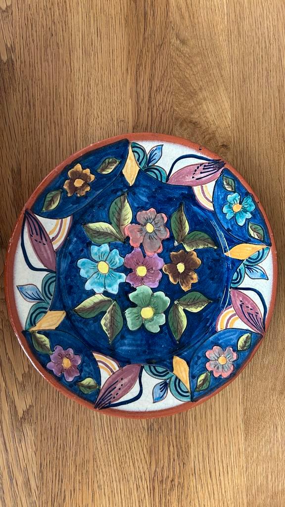 Vintage handgeschilderd aardewerk wandbord met bloemen, Antiek en Kunst, Antiek | Wandborden en Tegels, Ophalen of Verzenden