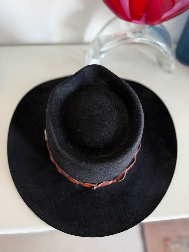 Zwarte hoed met leren band, Kleding | Dames, Hoeden en Petten, Ophalen of Verzenden, Gedragen, One size fits all, Hoed