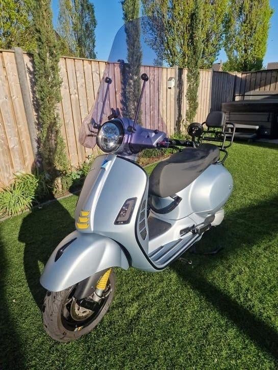 Vespa gts super T 300 cc bouwjaar 2022, Scooter