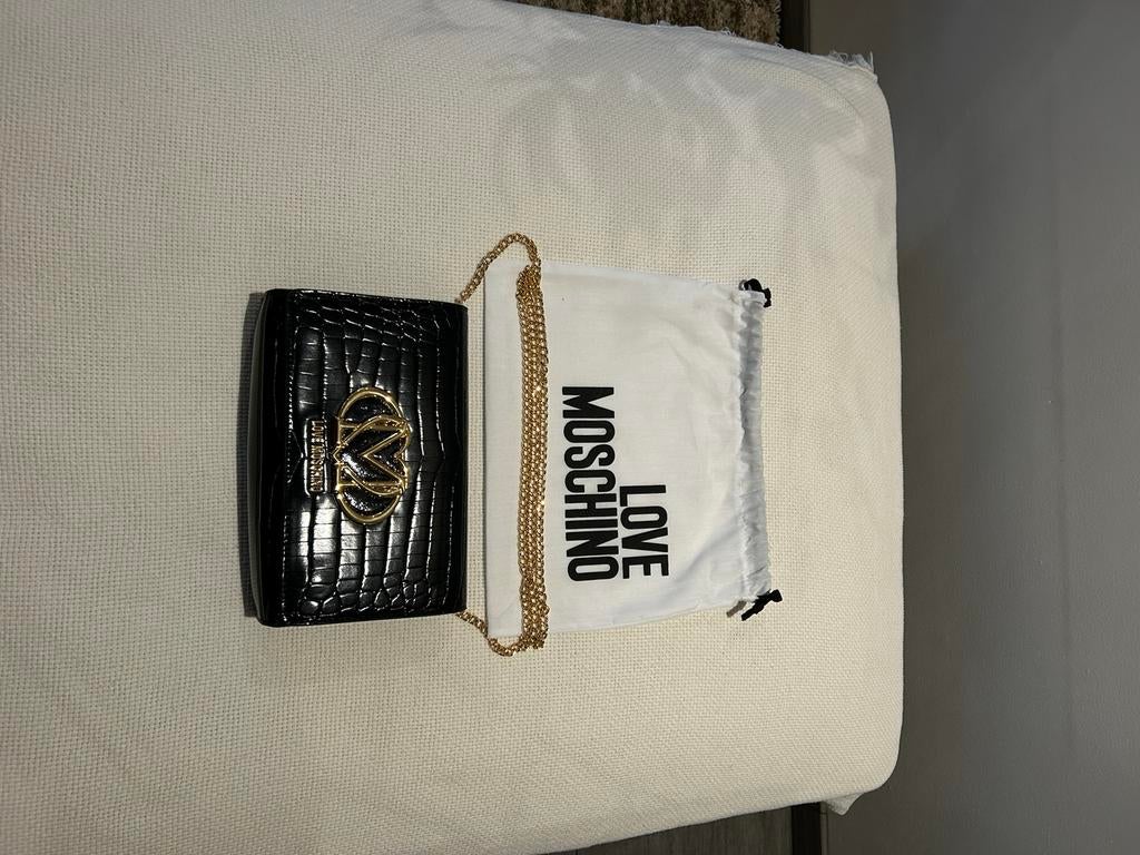 Zwart met goud damestasje merk Love Moschino, Sieraden, Tassen en Uiterlijk, Tassen | Schoudertassen, Ophalen of Verzenden, Nieuw