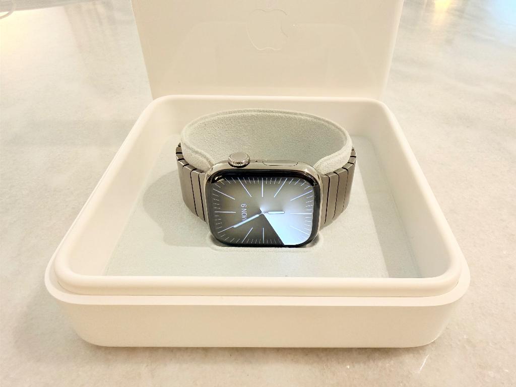 Apple Watch series 10 naturel titanium 42mm collectors edit., Apple Watch ⌚️, Verzenden, IOS, Zo goed als nieuw