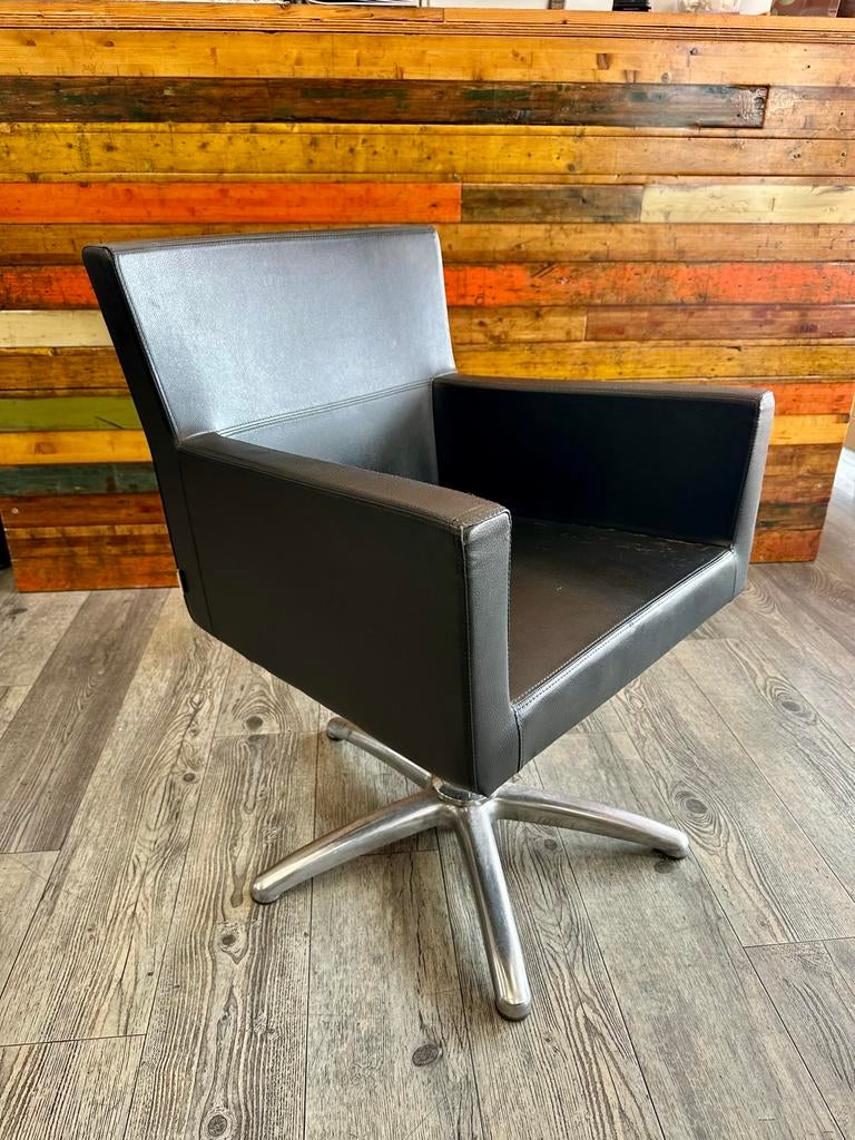 Kappers pompstoel merk Ayala, Knippen