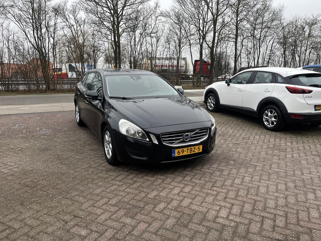 Volvo V60 1.6 T3 TREKHAAK CLIMA NAVI CRUISE (bj 2012), Voorwielaandrijving, Gebruikt, Zwart, 4 cilinders