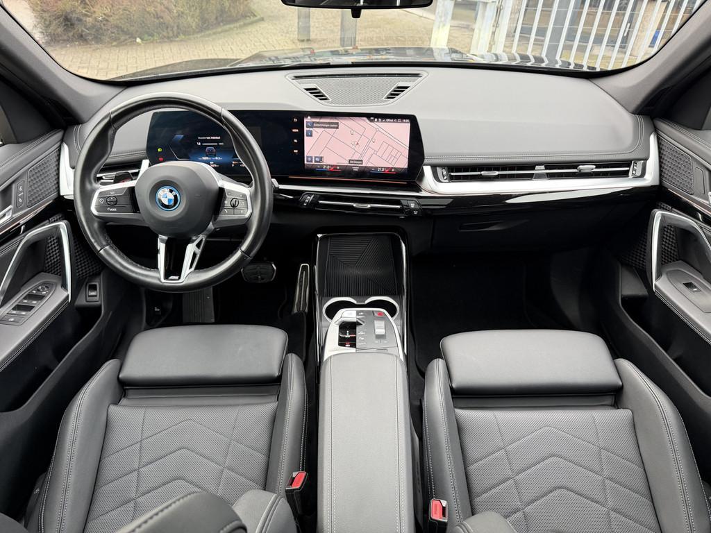 BMW iX1 xDrive30 M sport 67 kWh Pano-Dak | Leer | Stoelverw., Automaat, 12 maanden, Gebruikt, Zwart