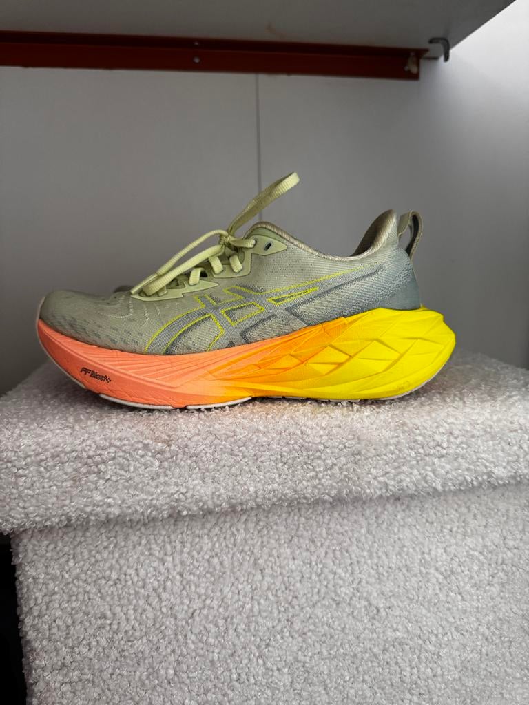Asics Novablast 4 hardloopschoenen/Sneakers/Sportschoenen, Sportschoenen, Ophalen of Verzenden, Gedragen, Groen