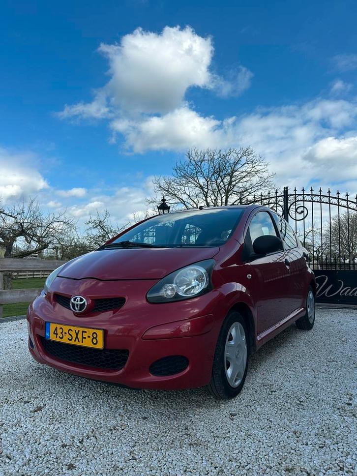 Toyota Aygo 1.0 12V Vvt-i 5DRS 2012 Rood 5 deurs, Auto's, Toyota, Particulier, Aygo, Benzine, B, Hatchback, Handgeschakeld, Origineel Nederlands