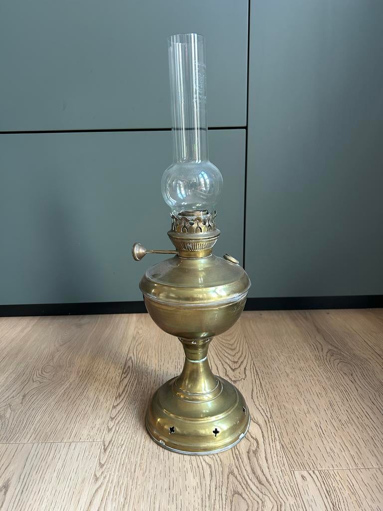 Oude olielamp van messing met glazen kap, Ophalen of Verzenden