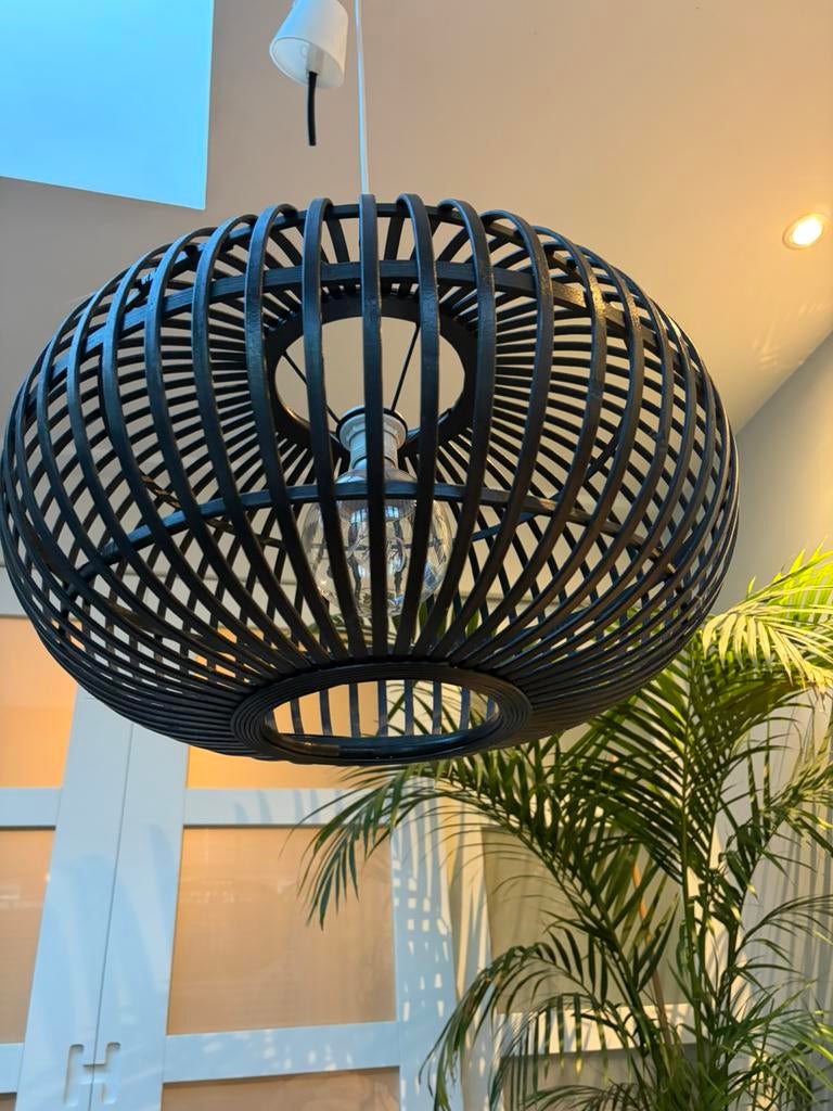 Zwarte rotan hanglamp in nieuw staat, Ophalen of Verzenden, Zo goed als nieuw, Minder dan 50 cm