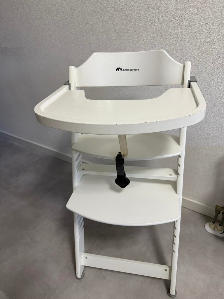 Witte Bebeconfort meegroeistoel met eetblad, Kinderen en Baby's, Kinderstoelen, Ophalen, Gebruikt, Meegroeistoel, Afneembaar eetblad
