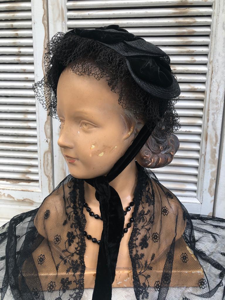 Antiek zwart hoedje kapje -  Klederdracht, Antiek en Kunst, Antiek | Kleding en Accessoires, Dames, Ophalen of Verzenden
