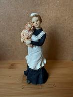 Pop verpleegster baby - ca 14cm - resin, Ophalen of Verzenden, Zo goed als nieuw, Poppenhuis