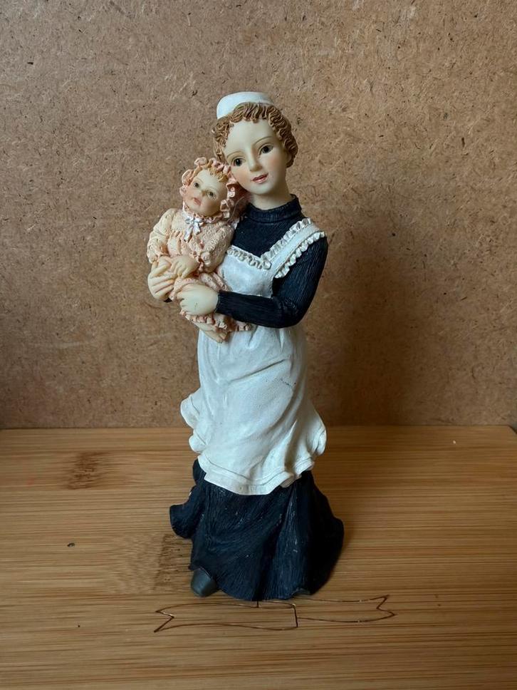 Pop verpleegster baby - ca 14cm - resin, Verzamelen, Poppenhuizen en Toebehoren, Zo goed als nieuw, Poppenhuis, Ophalen of Verzenden