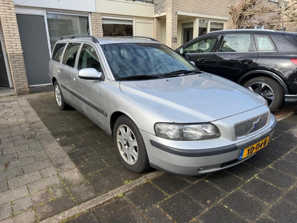 Volvo V70 2.4 T 200PK 2002 Grijs, Auto's, Volvo, Voorwielaandrijving, 1800 kg, Zwart, 1553 kg