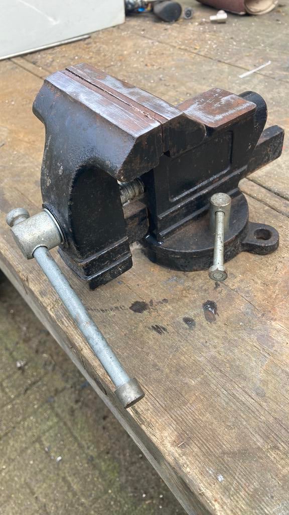 Bankschroef op draaiplatteau 95 mm bekbreete, Ophalen, Zo goed als nieuw, Bankschroef