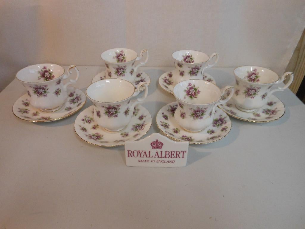 Royal Albert Sweet Violets kop en schotels, Ophalen of Verzenden, Zo goed als nieuw, Overige stijlen, Kop(pen) en/of Schotel(s)