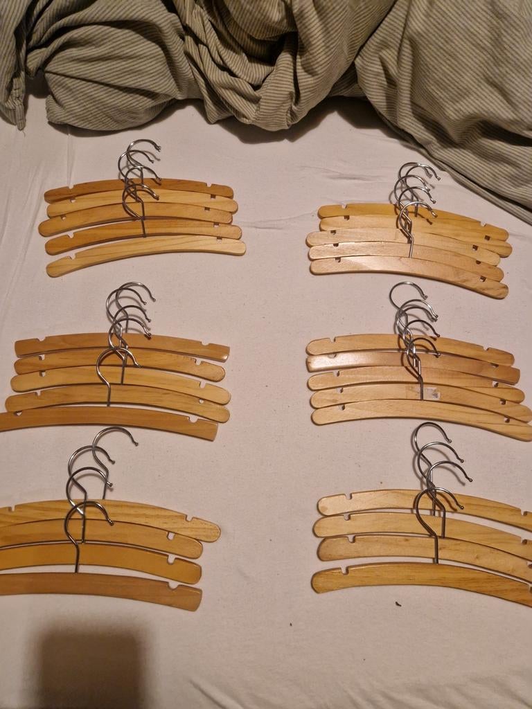 28 houten hangers baby, Kleding | Dames, Kledinghangers, Ophalen of Verzenden, Zo goed als nieuw, Hout, Kinderen