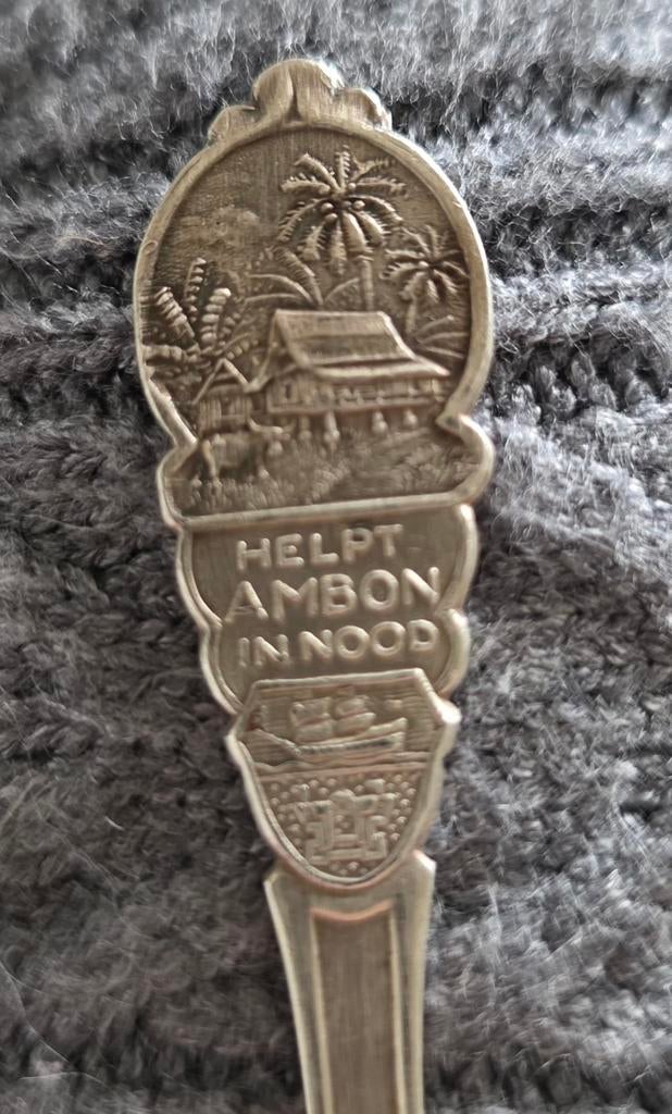 Zwaar verzilverd theelepeltje 'Helpt Ambon in Nood' - Sola, Antiek en Kunst, Ophalen of Verzenden