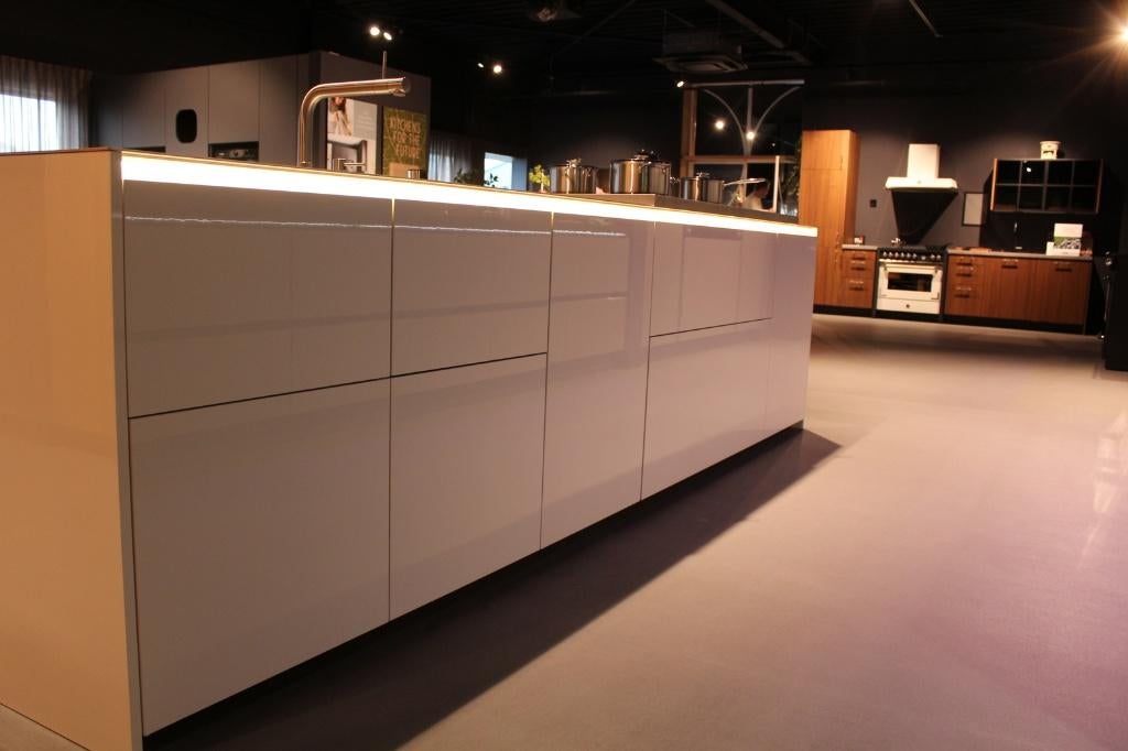 JO47 Professioneel werkeiland met Quooker & kookplaat, Ophalen, Lübbecker Straße 119 32278 Kirchlengern Duitsland, Rotpunkt Küchen GmbH