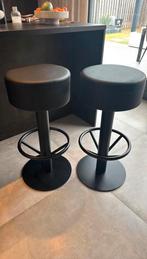 Twee zwarte barkrukken, Ophalen