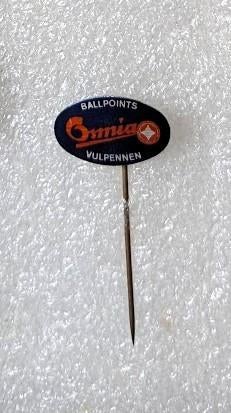 blikken speldje Omnia ballpoints vulpennen, Verzamelen, Ophalen of Verzenden, Gebruikt, Overige onderwerpen, Speldje of Pin